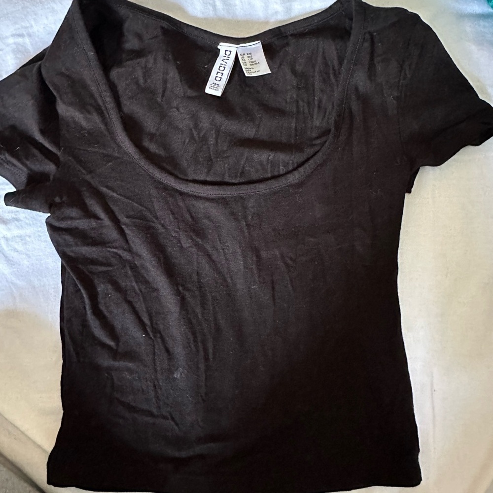 black scoop neck crop top